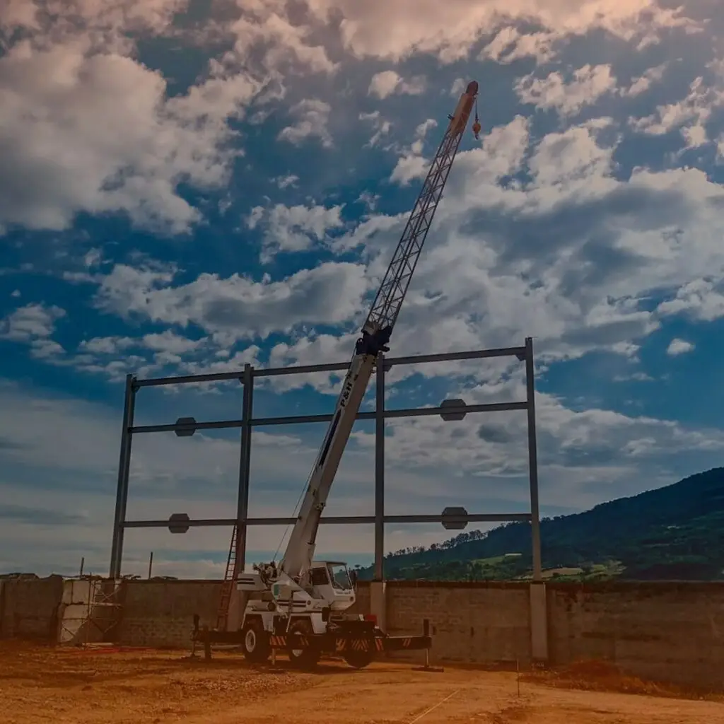 Armado de bodeega en estructura metalica en Pereira Risaralda con grua telescopica tipo PH