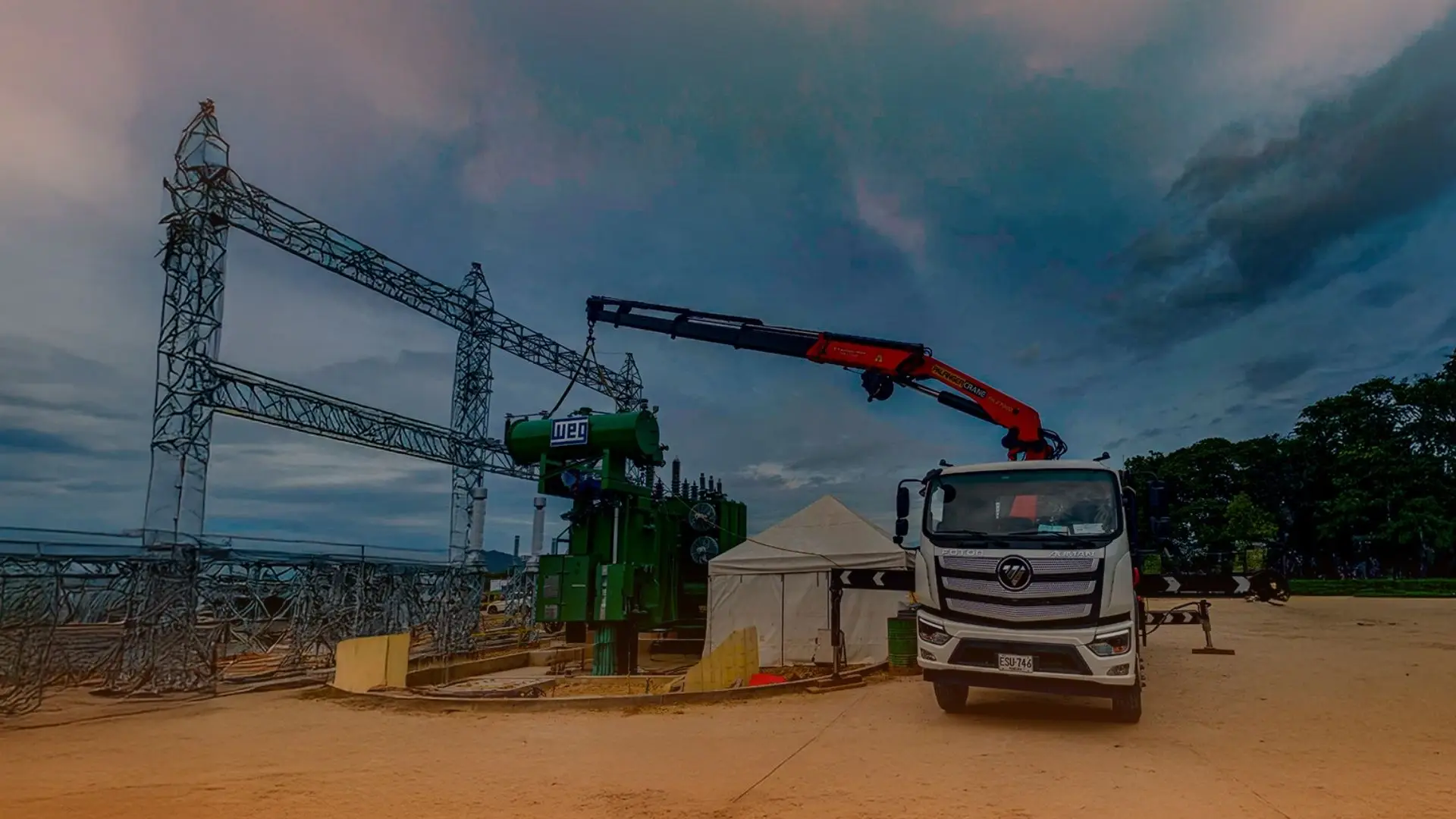 Armado de transformador con camion grua articulado de 10 toneladas en la Dorada Caldas