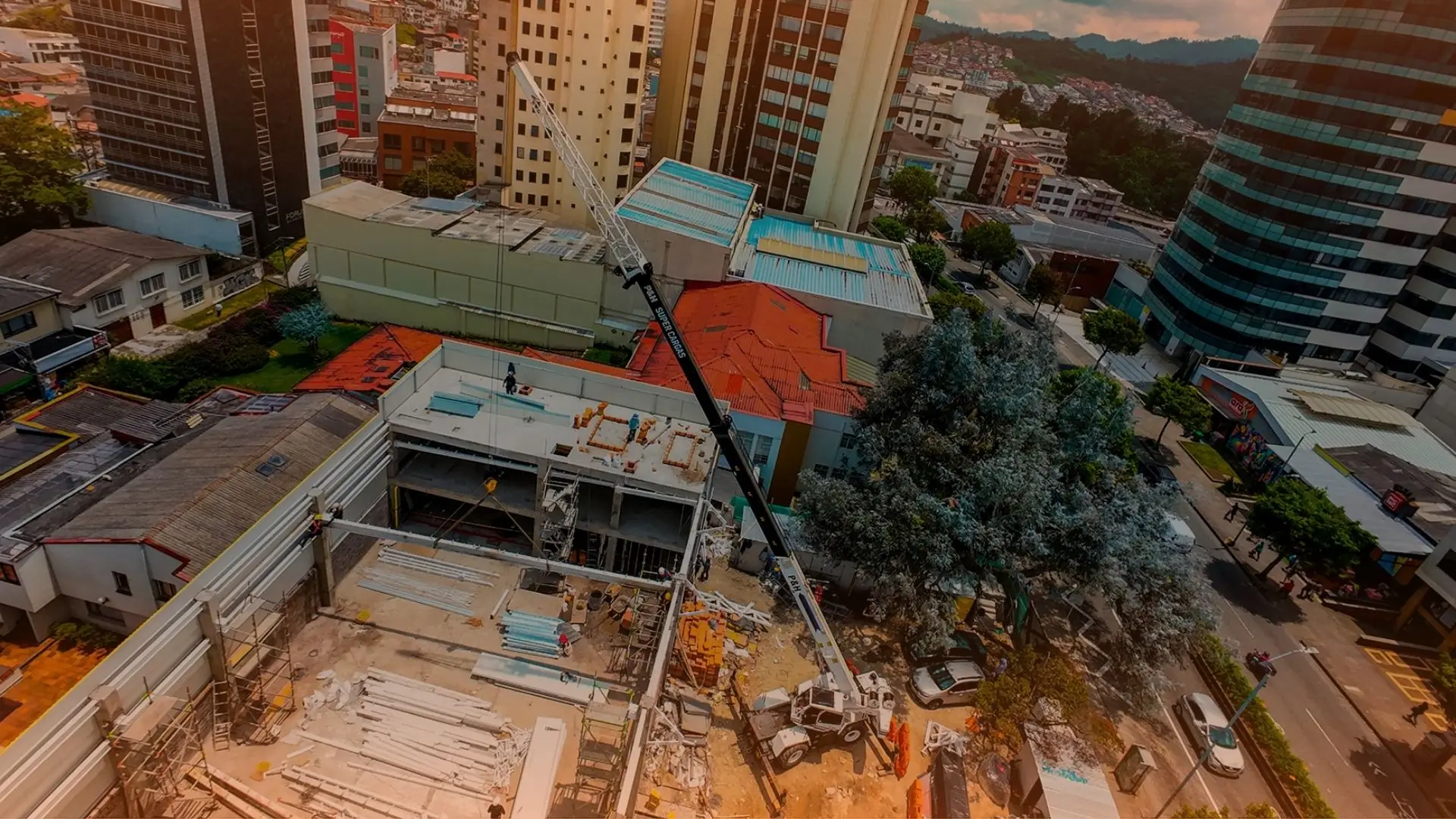 Izaje de estructura metalica para armado de Farmatodo en Manizales Caldas con grua telescopica PH de 25 Toneladas