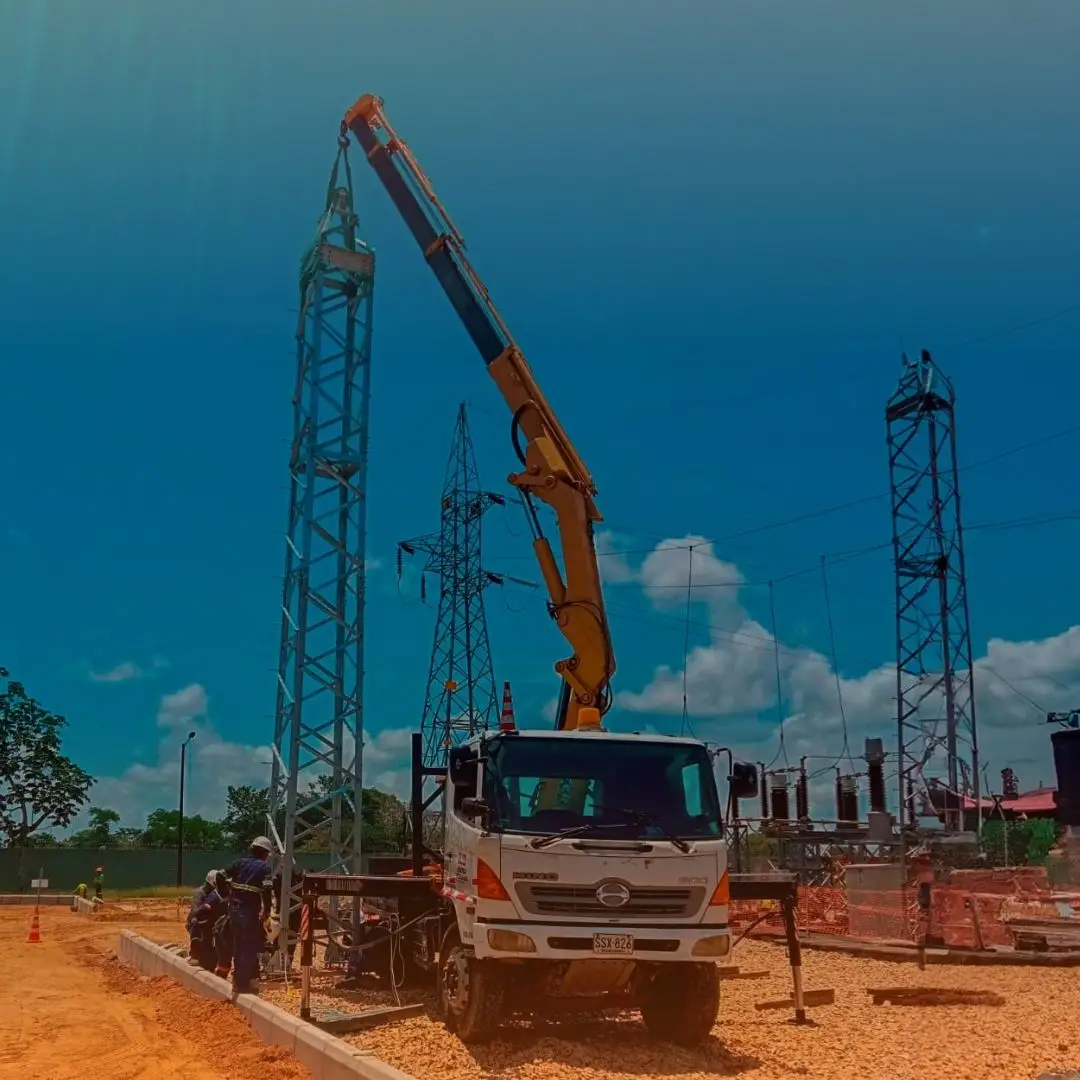 Izaje de estructura metalica para armado de transformador con camion grua articulado de 10 toneladas en la costa atlantica barranquilla cartagena
