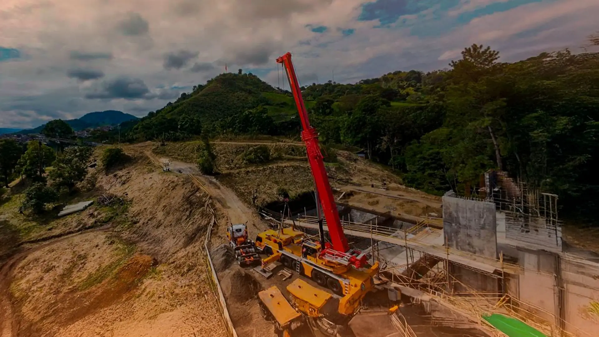 Izaje de Filtro prensa en las instalaciones de Aguas y aguas en Pereira Risaralda con grua telescopica de 120 toneladas
