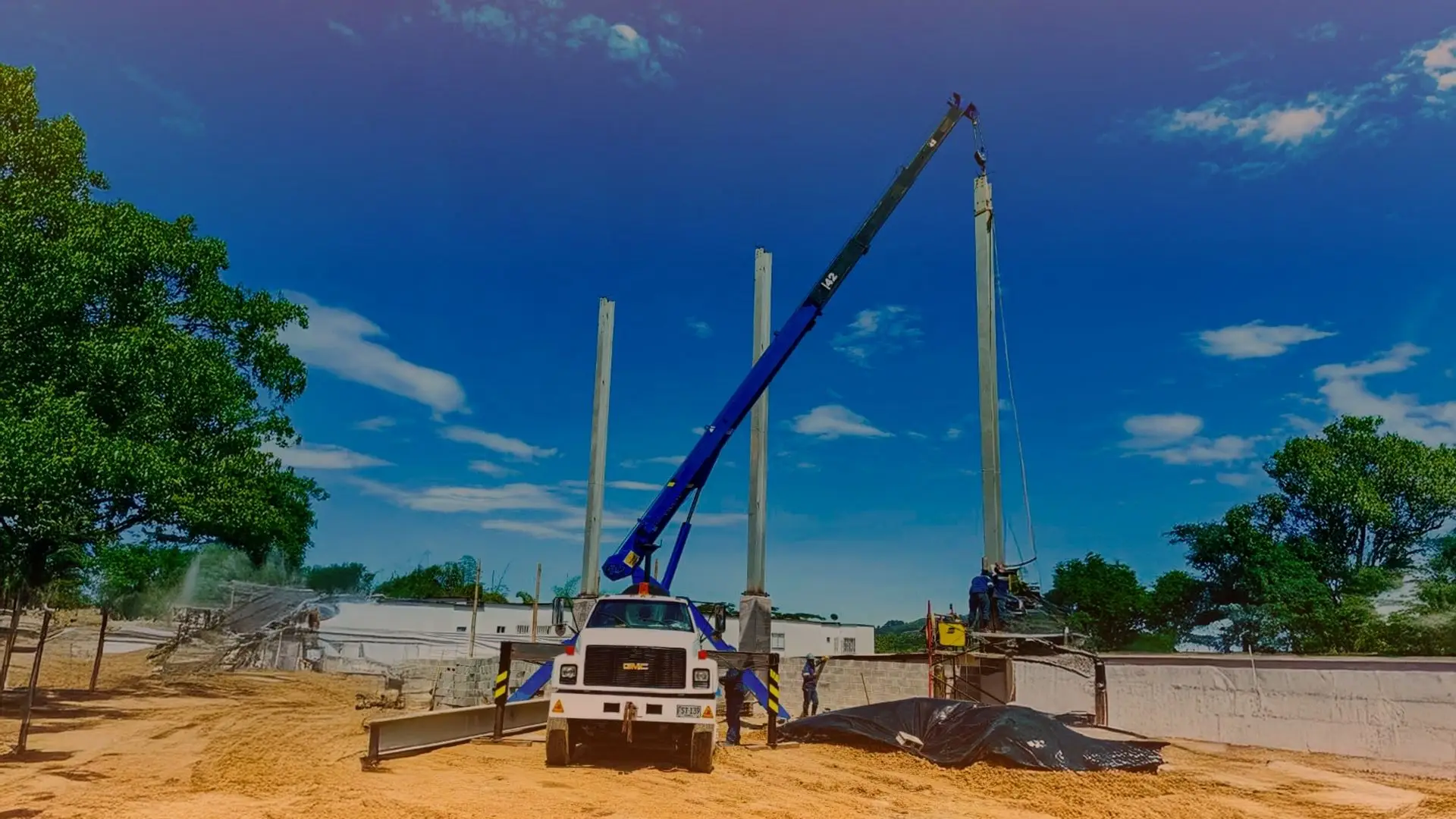 Izaje de postes con grua telescopica tipo stinger de 20 toneladas en Chinchina Caldas