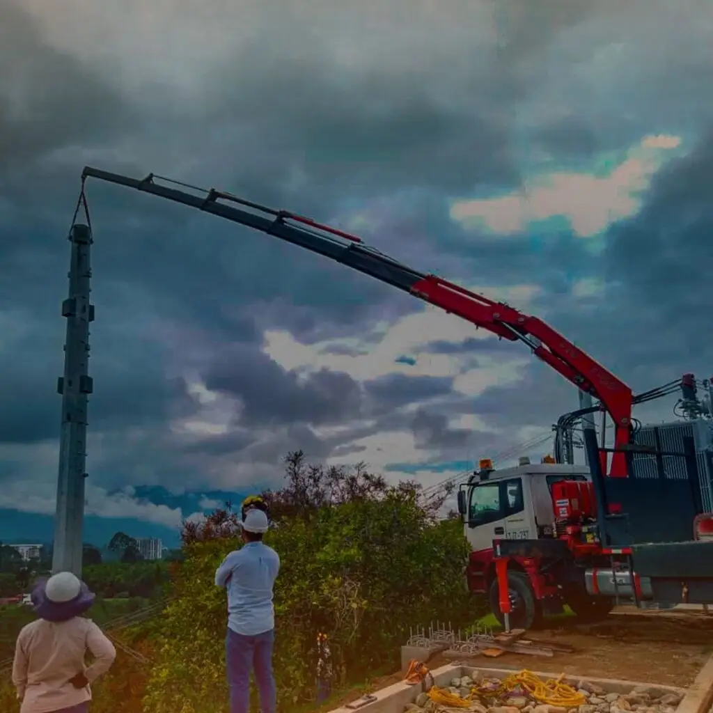 Izaje de postes, incada de postes con camion grua articulado de 10 toneladas en Dosquebradas Risaralda