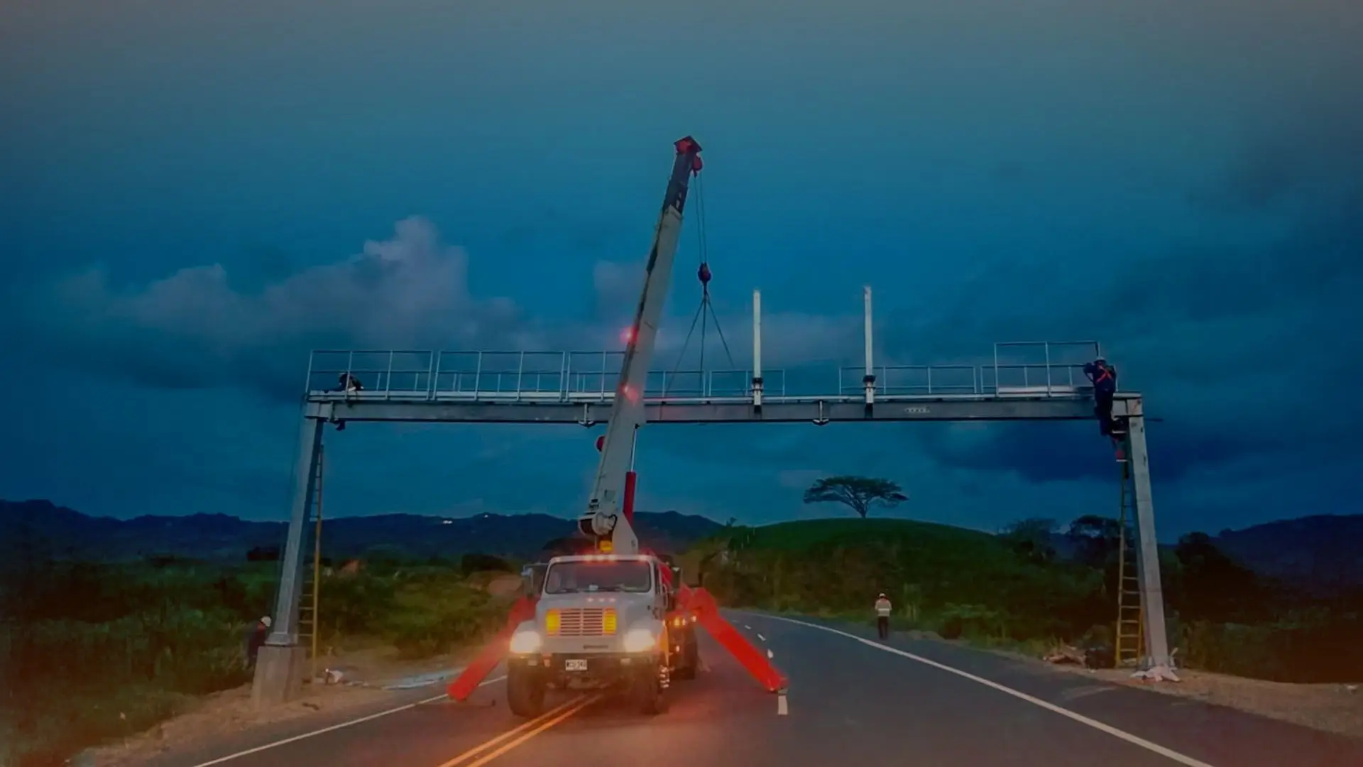 Izaje de puente peatonal con grua telescopica de 18 toneladas en Manizales Caldas