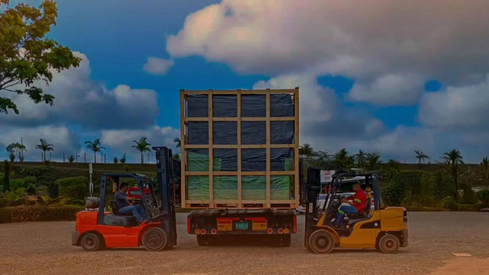 Izaje de Cajas con montacargas en Armenia Quindio