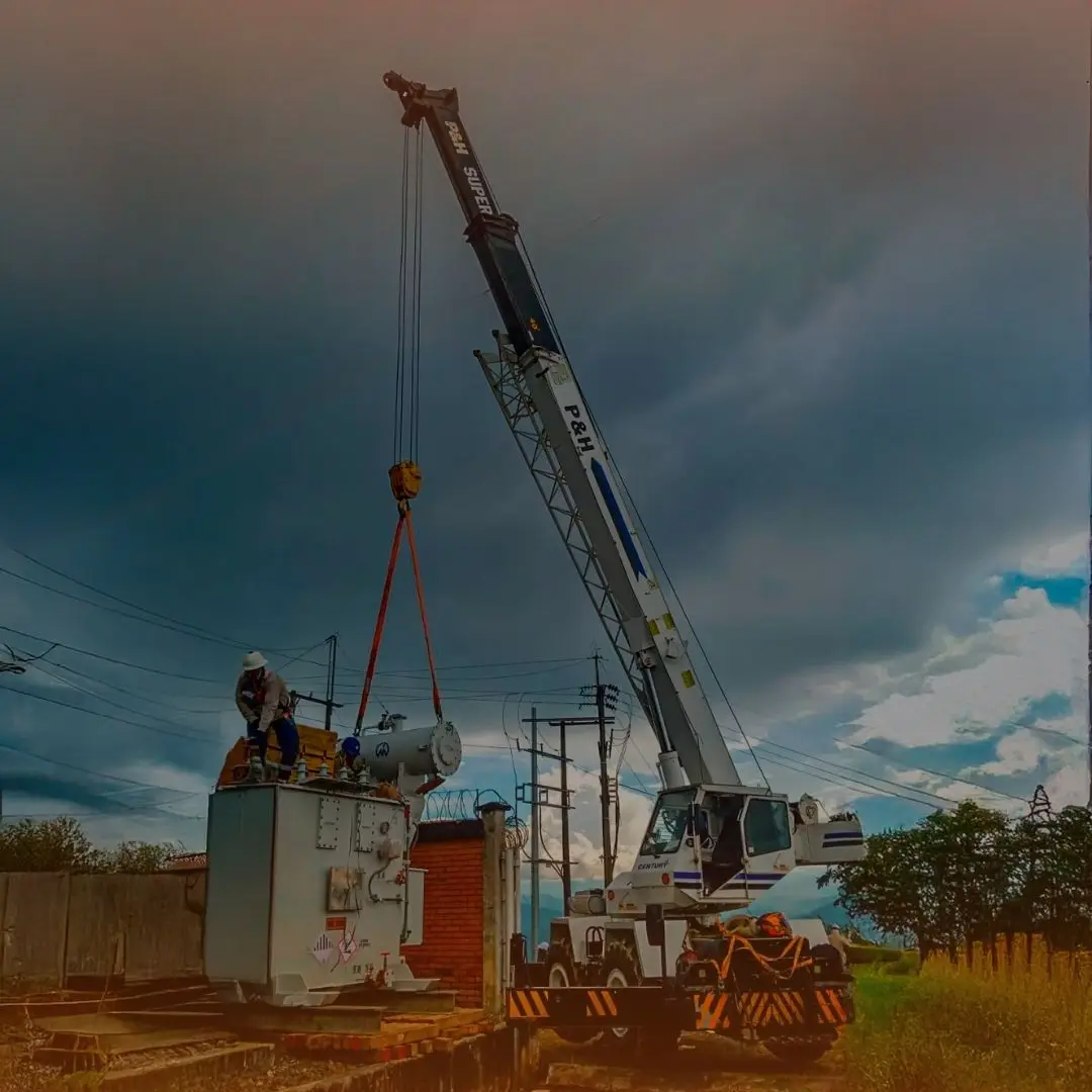 Izaje de transformador electrico en Armenia Quindio con grua telescopica PH de 25 Toneladas
